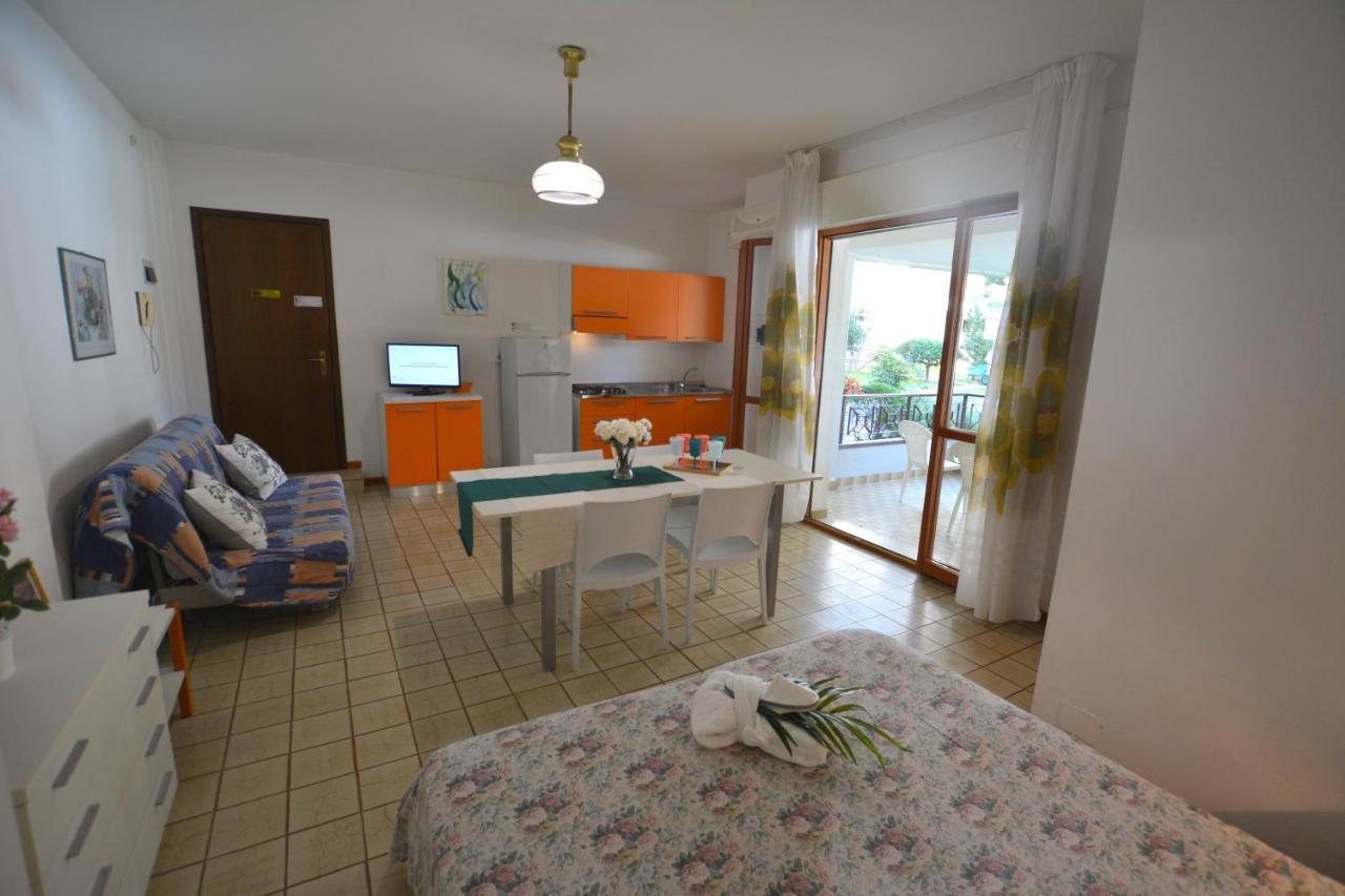 Apartament Lignano With Pool Lignano Sabbiadoro Zewnętrze zdjęcie