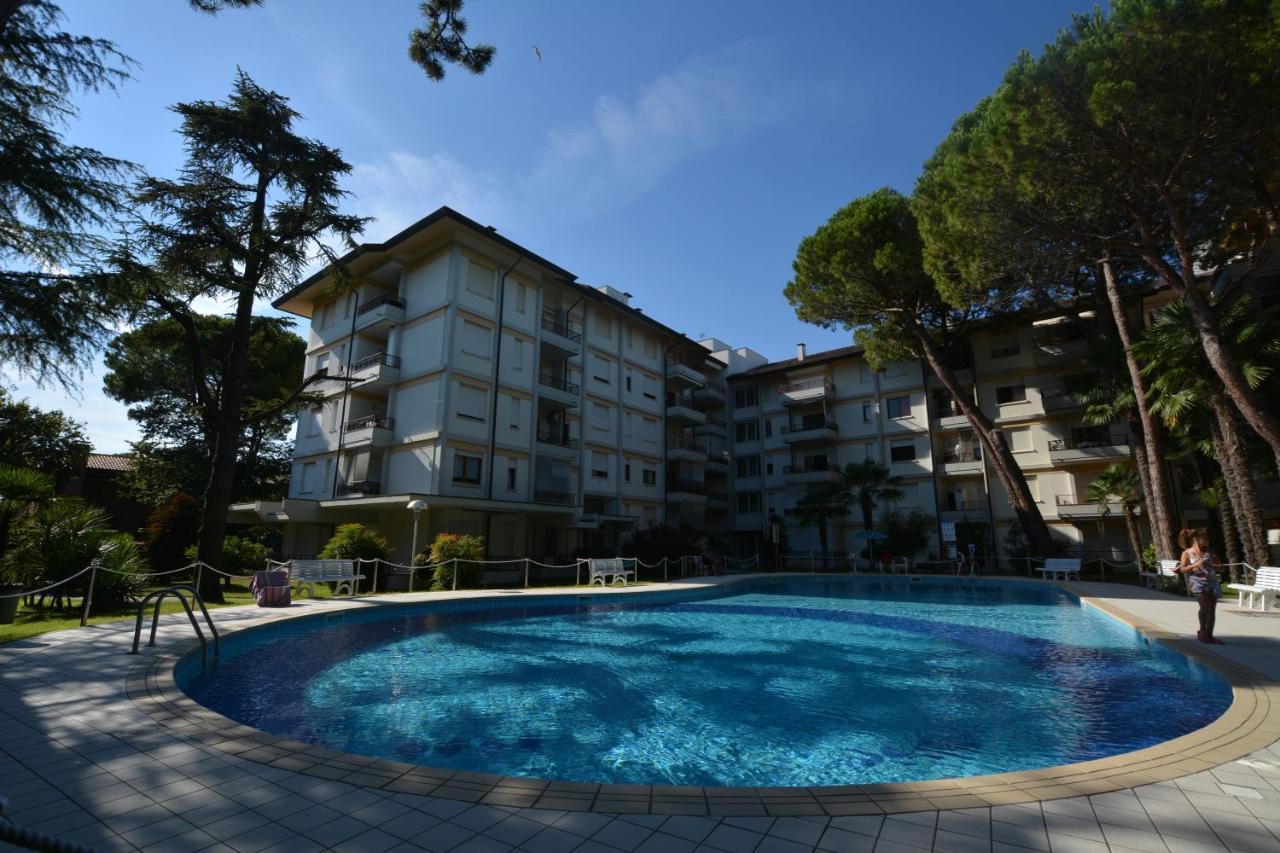 Apartament Lignano With Pool Lignano Sabbiadoro Zewnętrze zdjęcie