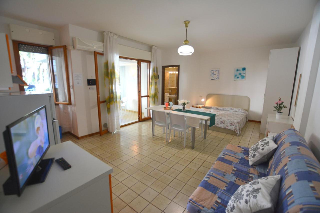Apartament Lignano With Pool Lignano Sabbiadoro Zewnętrze zdjęcie