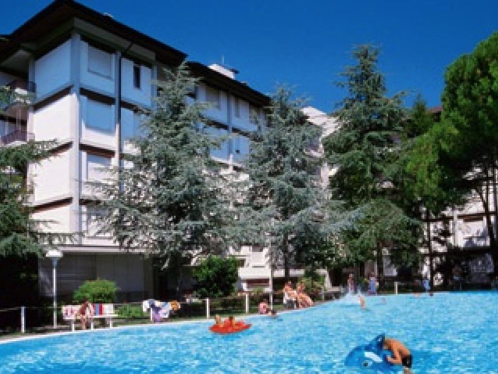 Apartament Lignano With Pool Lignano Sabbiadoro Zewnętrze zdjęcie